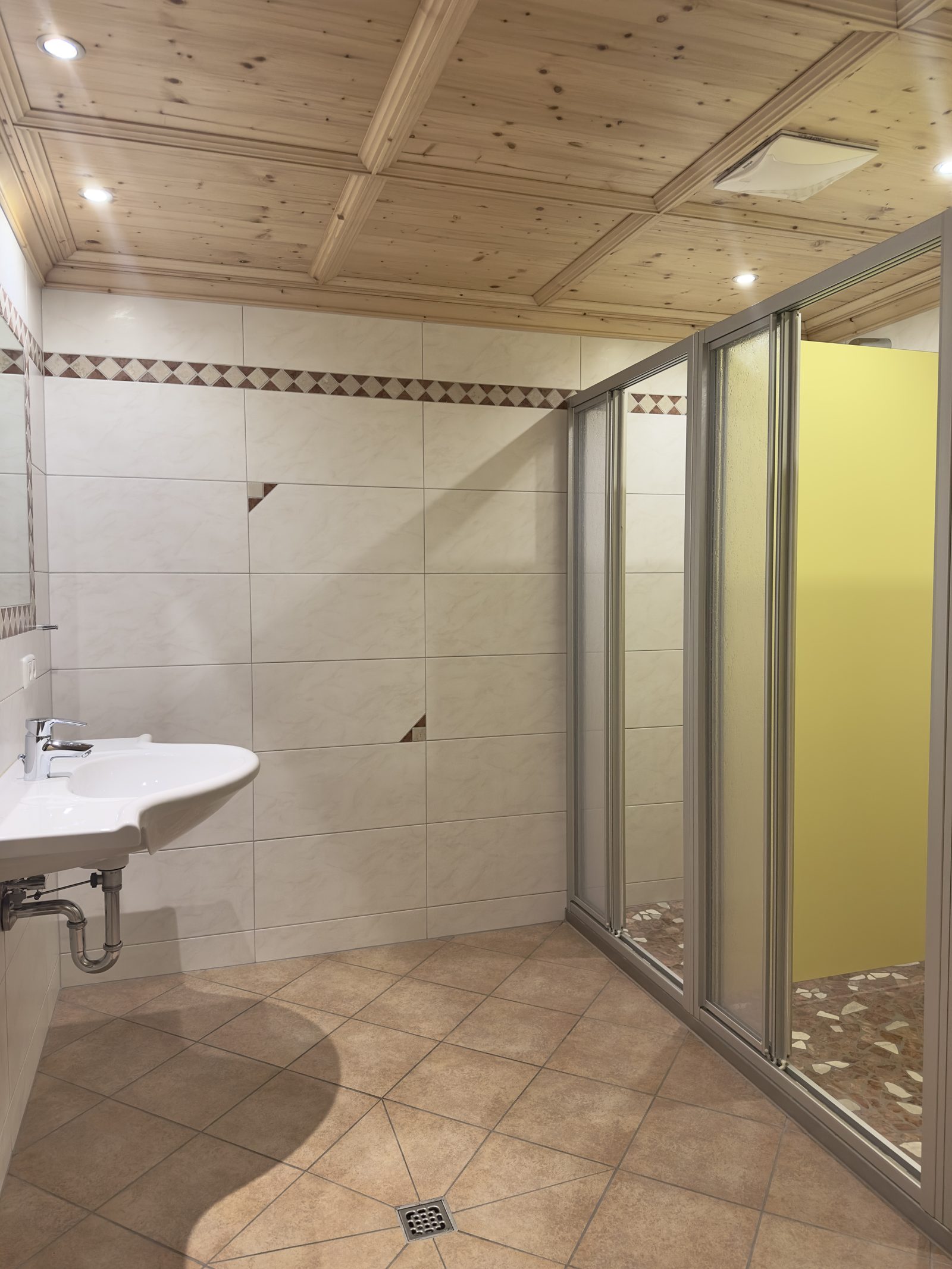 Heller Duschbereich mit mehreren Kabinen im Selbstversorgerhaus Maishofen