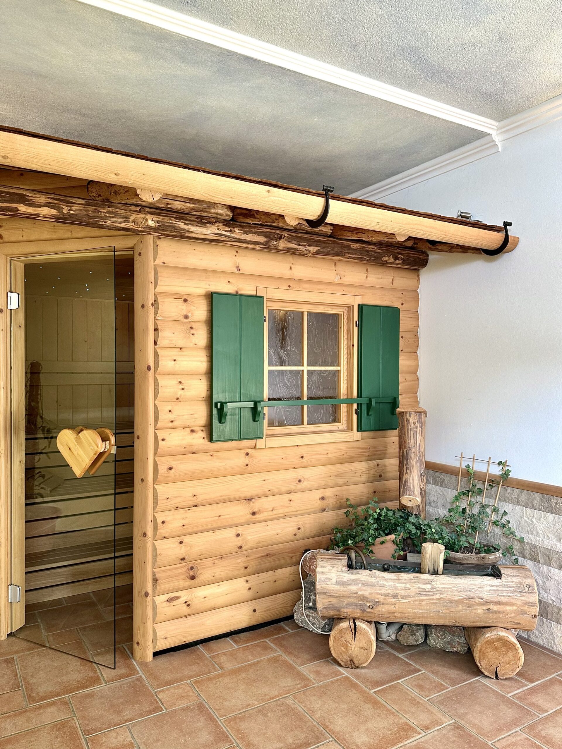 Almsauna Hütte im Wellnessbereich des Landhaus Quehenberger in Maishofen