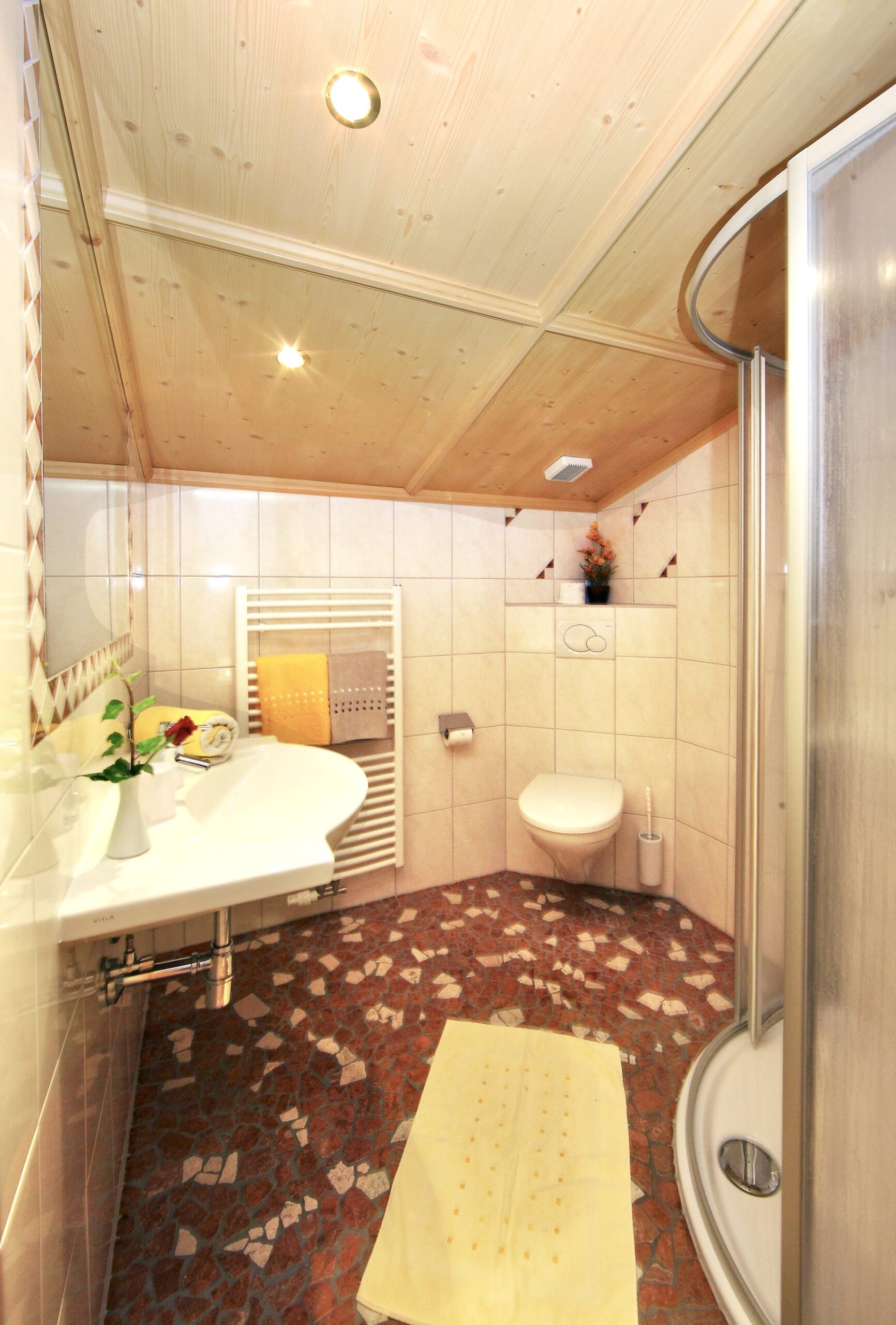 Badezimmer mit Dusche im Landhaus Quehenberger in Maishofen