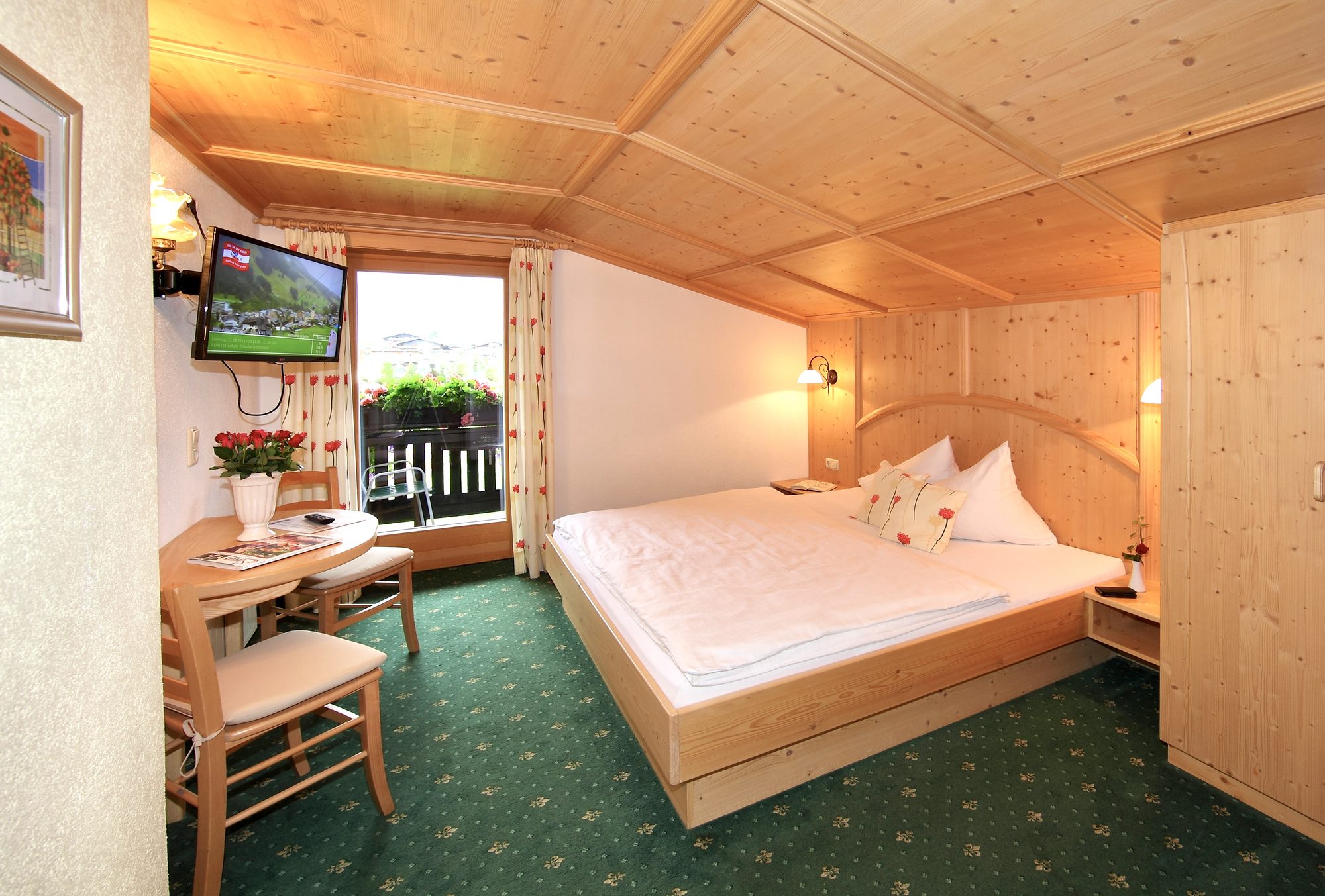 Doppelzimmer mit Balkon und Sitzecke im Landhaus Quehenberger Maishofen