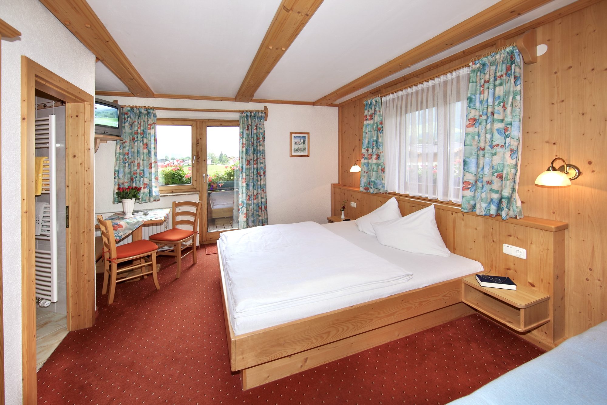 Doppelzimmer im Landhaus Quehenberger in Maishofen mit Balkonzugang