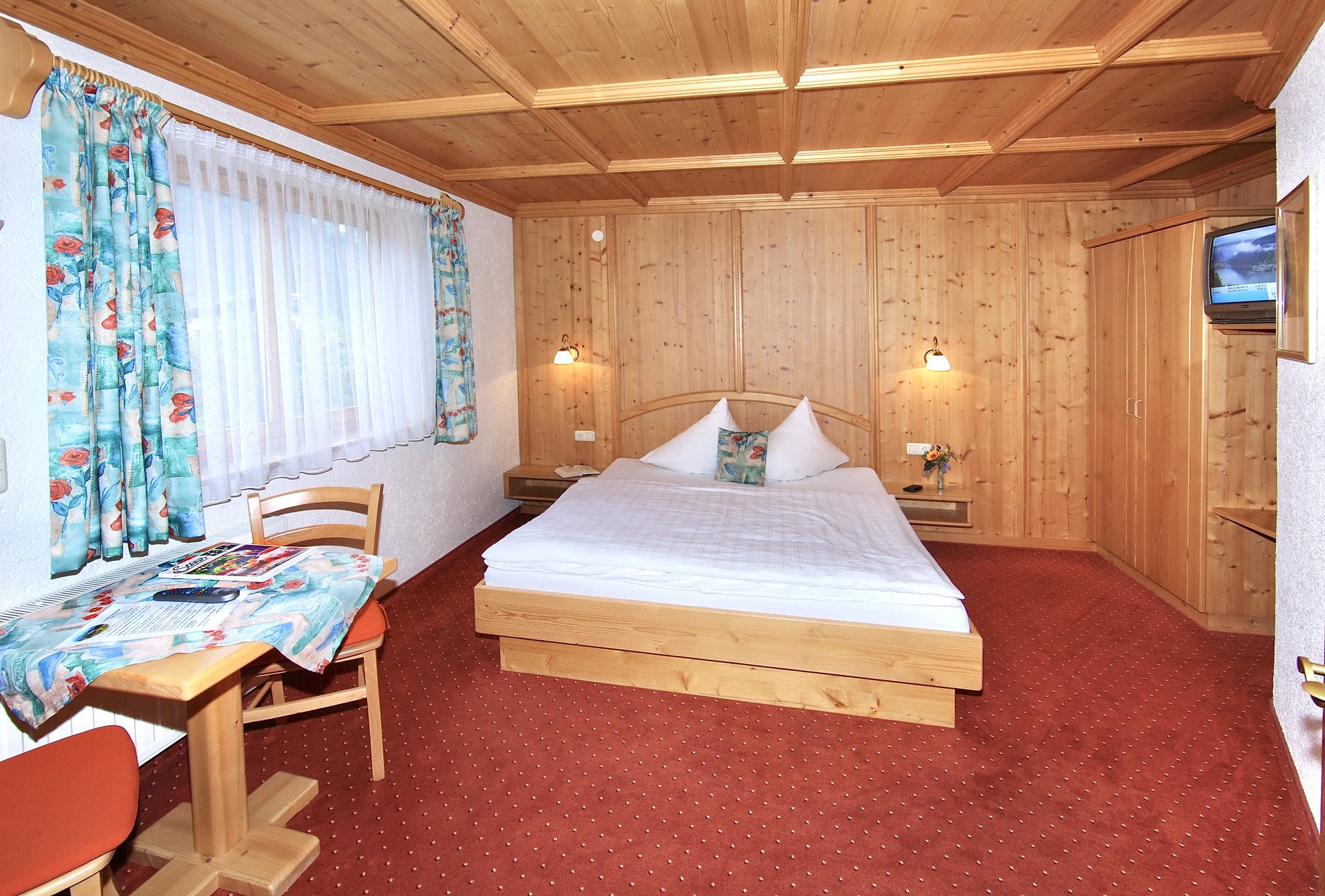 Gemütliches Doppelzimmer mit Holzeinrichtung und Balkon im Landhaus Quehenberger in Maishofen