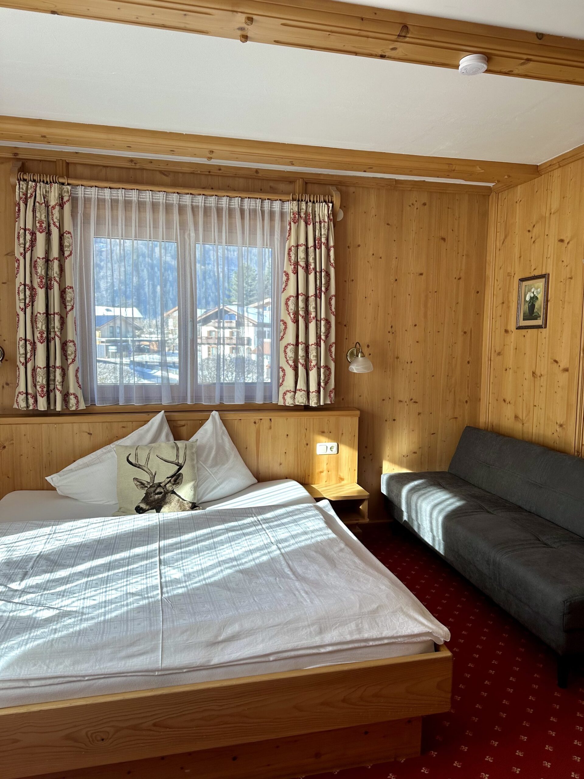 Doppelzimmer im Landhaus Quehenberger in Maishofen mit Sofa