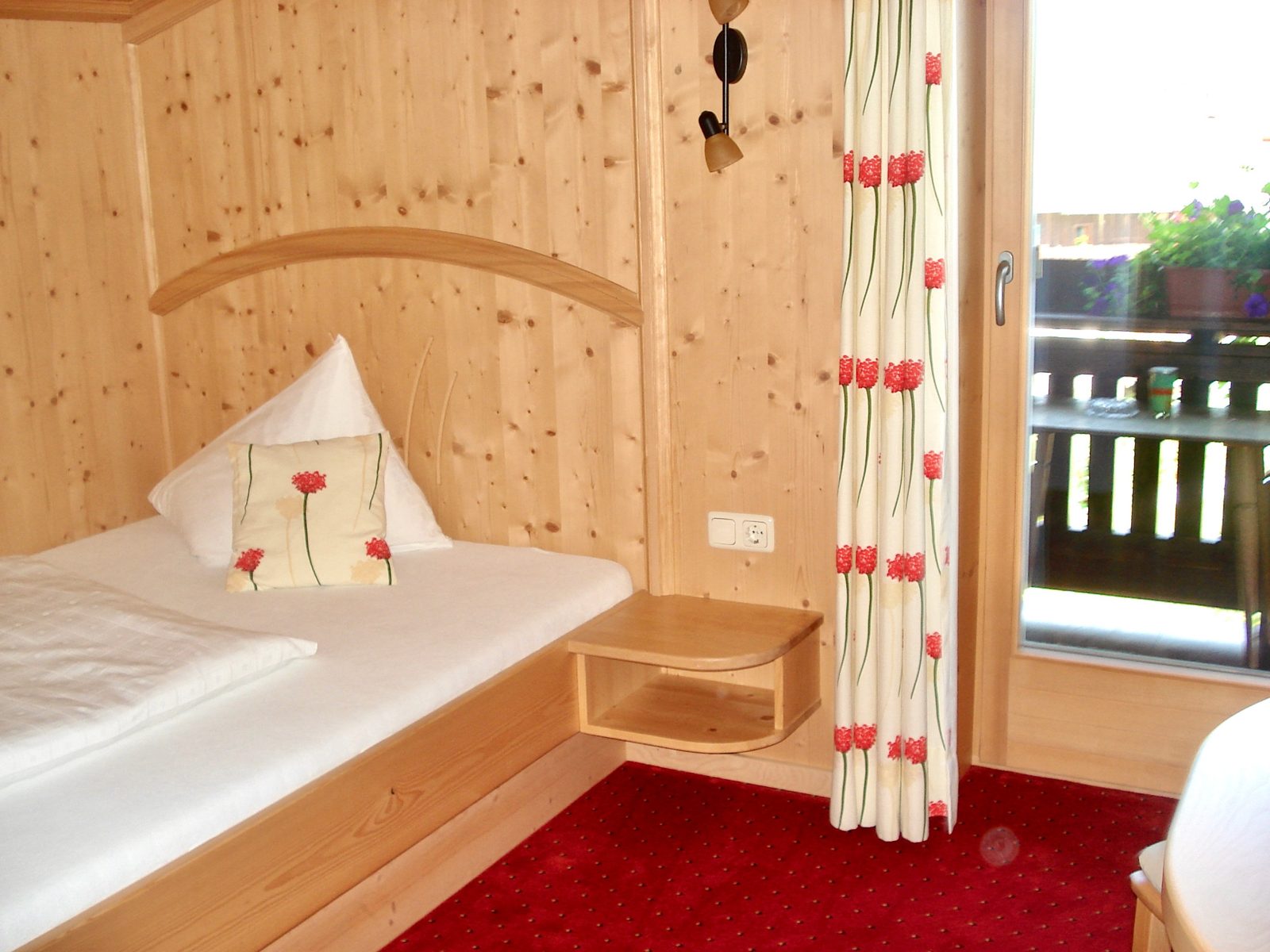 Gemütliches Einzelzimmer mit Holzverkleidung und Balkon im Landhaus Quehenberger in Maishofen