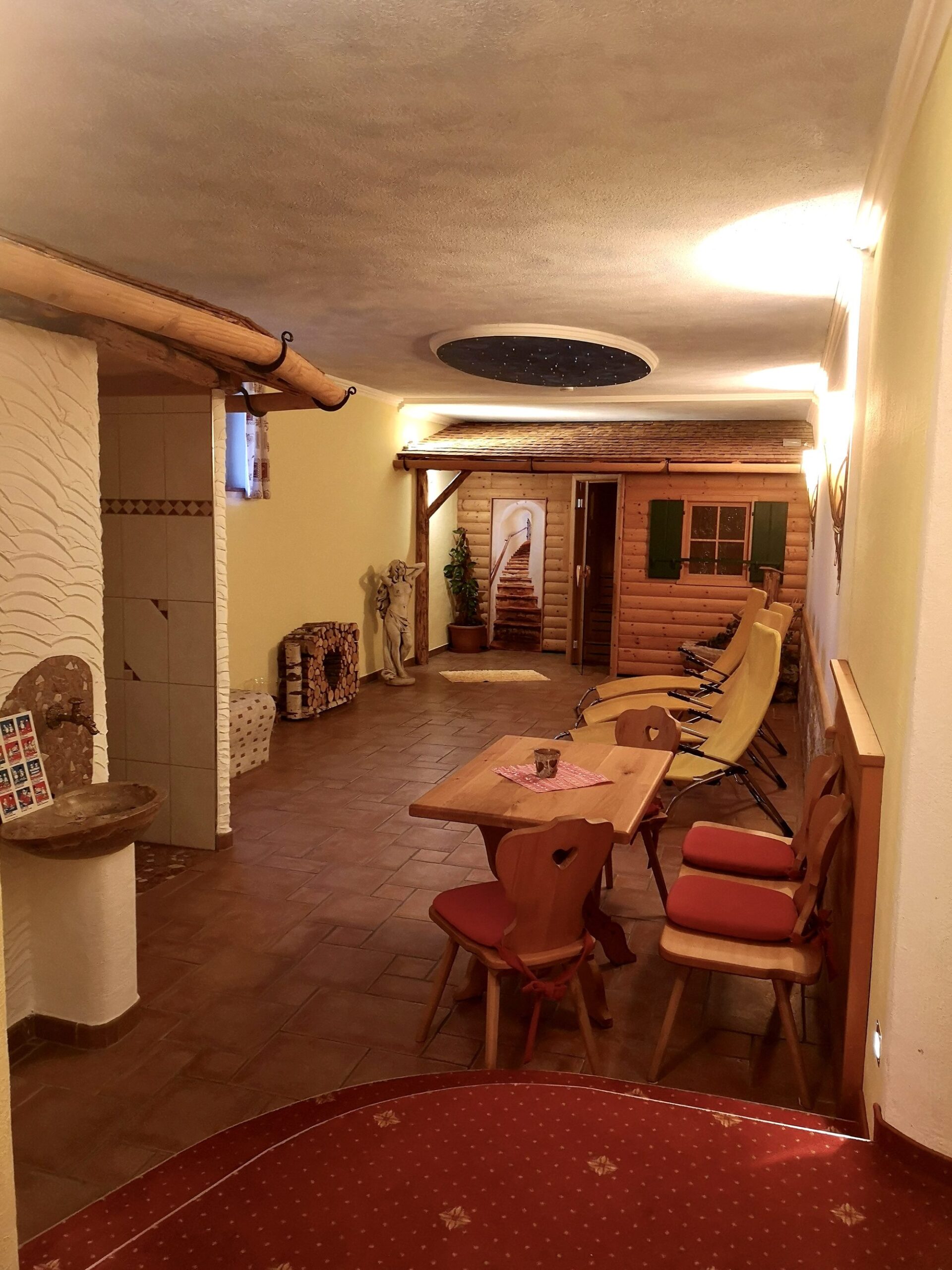 Wellnessbereich mit Almsauna Hütte im Landhaus Quehenberger in Maishofen