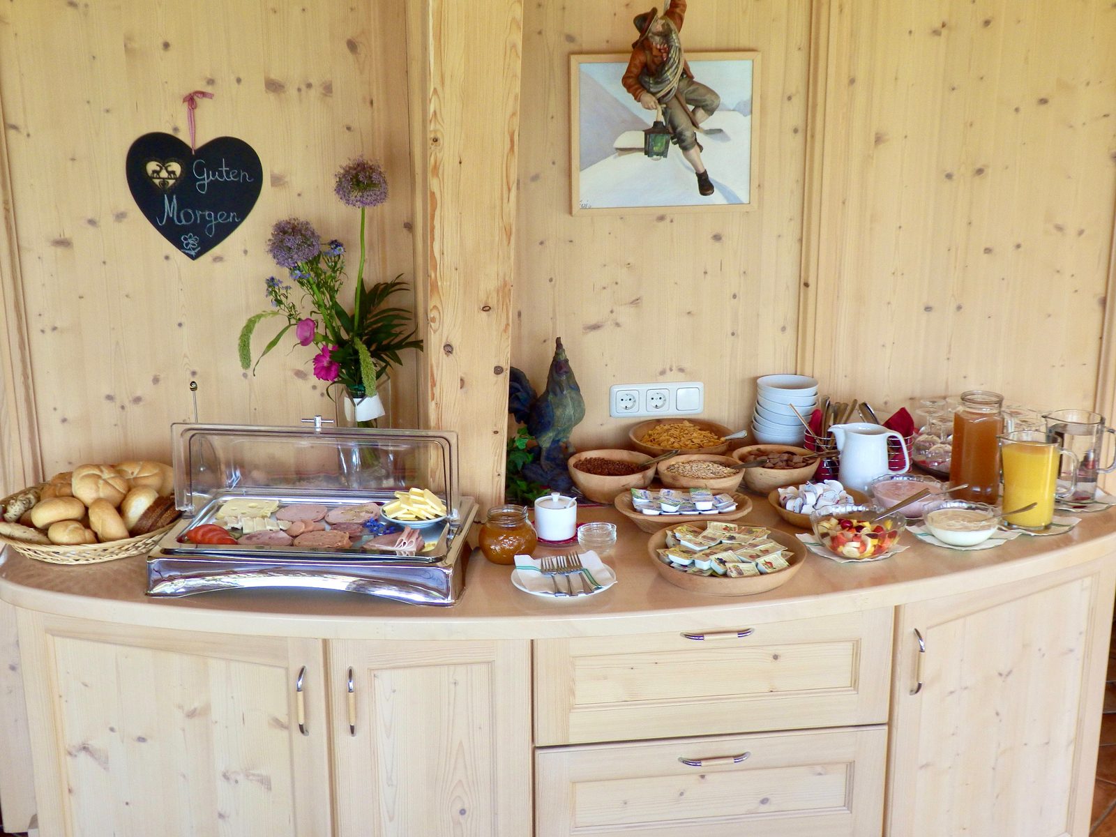Reichhaltiges Frühstücksbuffet mit frischem Gebäck, Aufschnitt und regionalen Produkten teilweise aus eigener Landwirtschaft im Landhaus Quehenberger