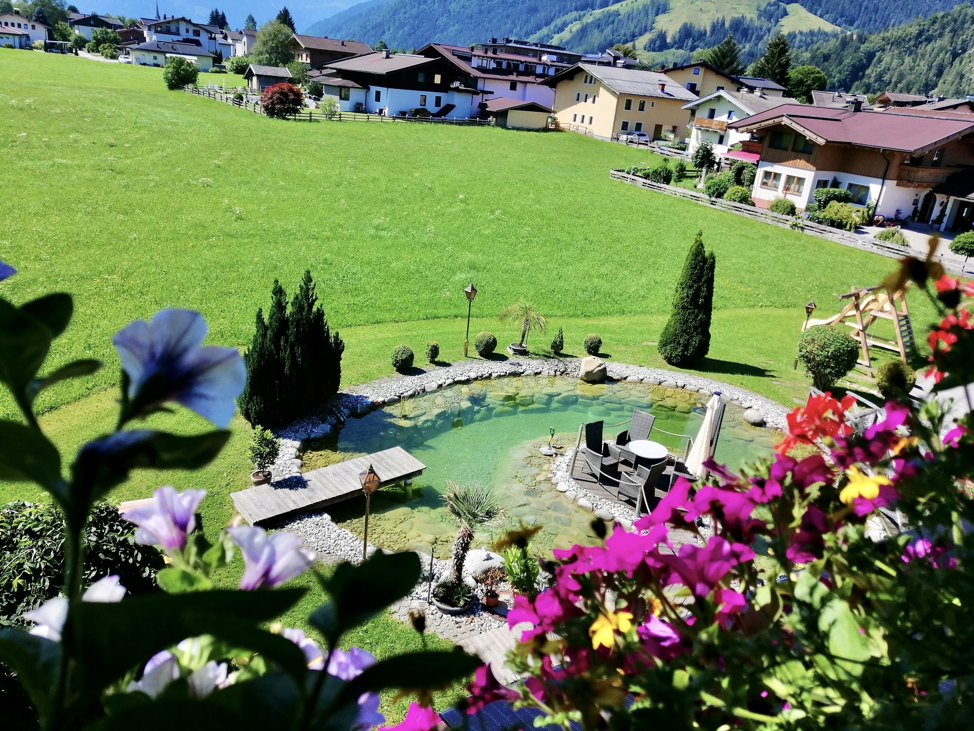 Blick auf den Naturteich im Garten des Landhaus Quehenberger in Maishofen