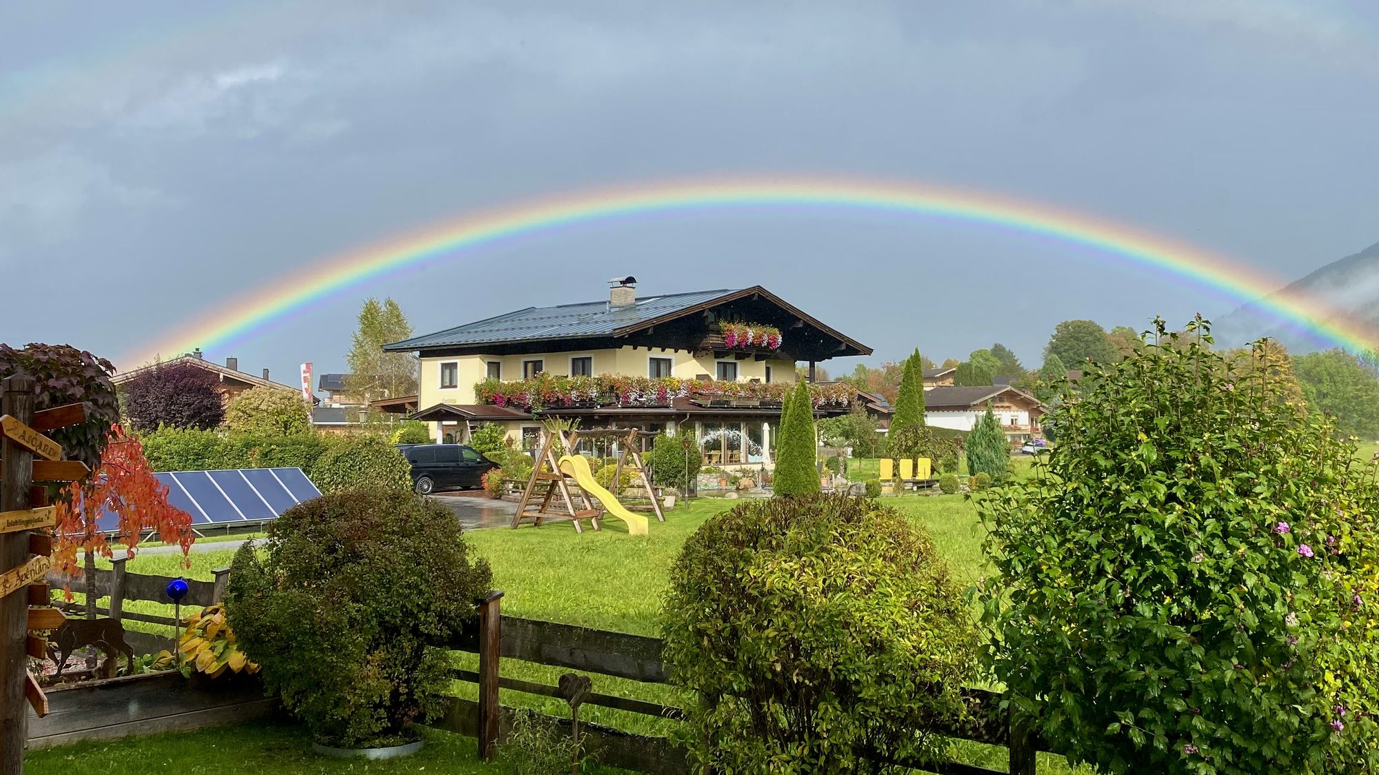 Landhaus Quehenberger in Maishofen mit Regenbogen über dem Haus