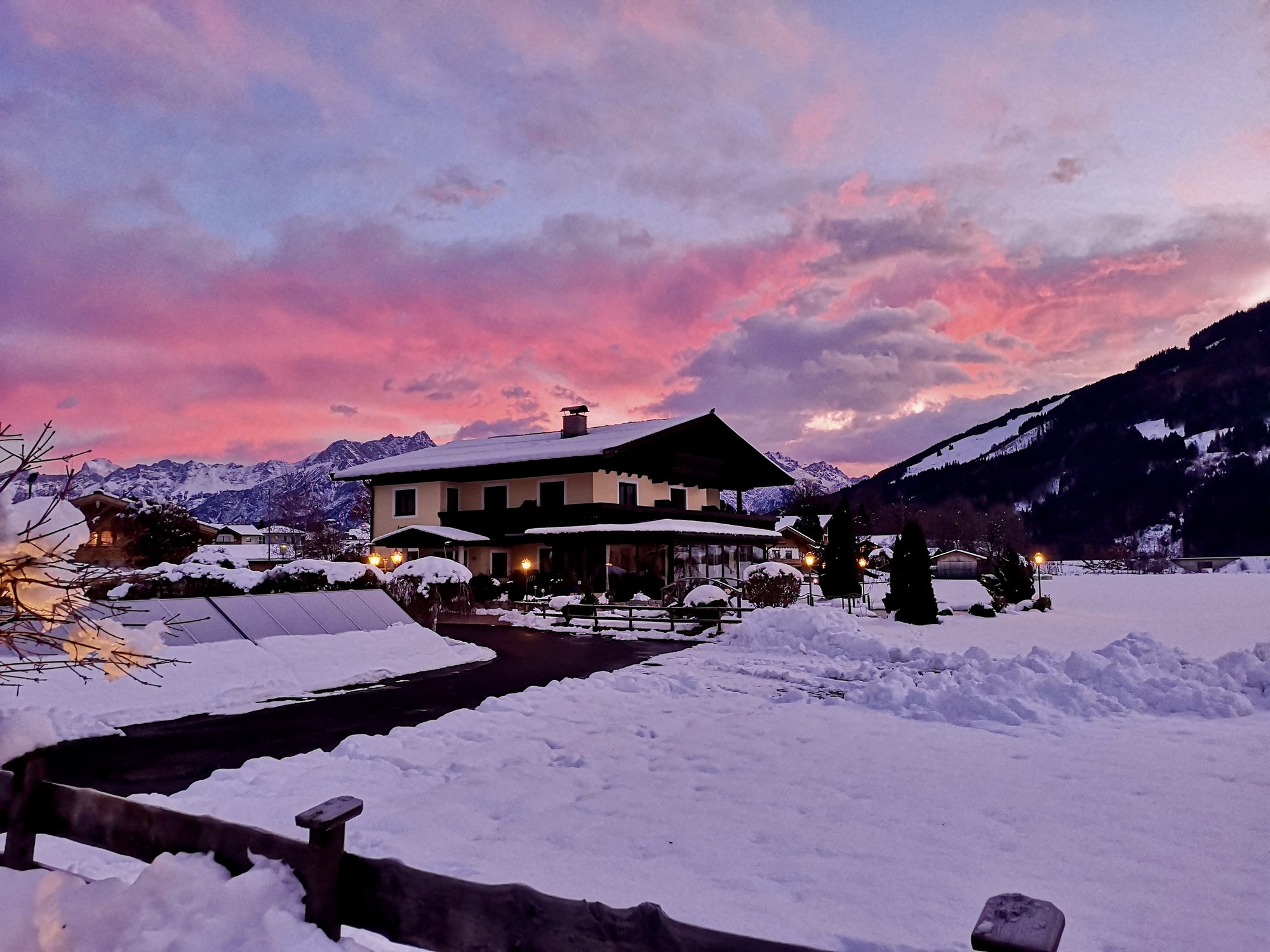 Landhaus Quehenberger in Maishofen bei winterlichem Sonnenuntergang