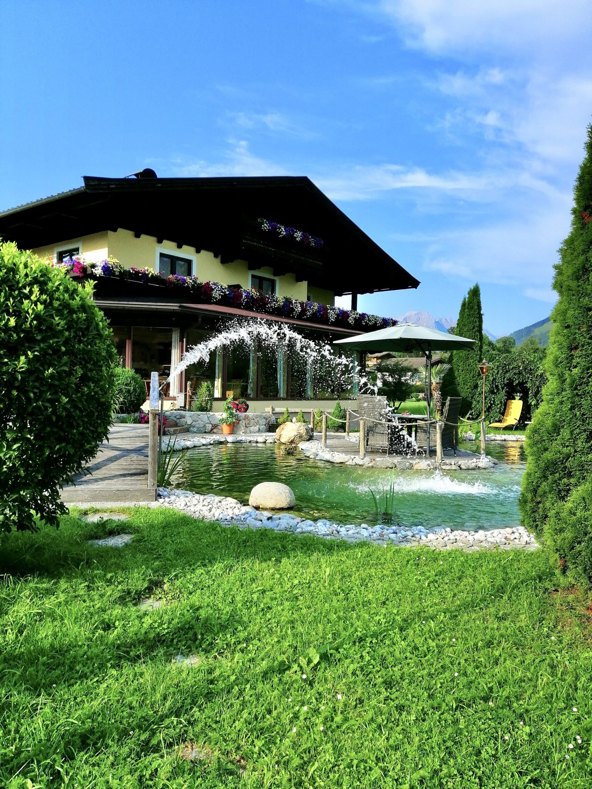 Landhaus Quehenberger mit Naturteich und Garten in Maishofen im Sommer
