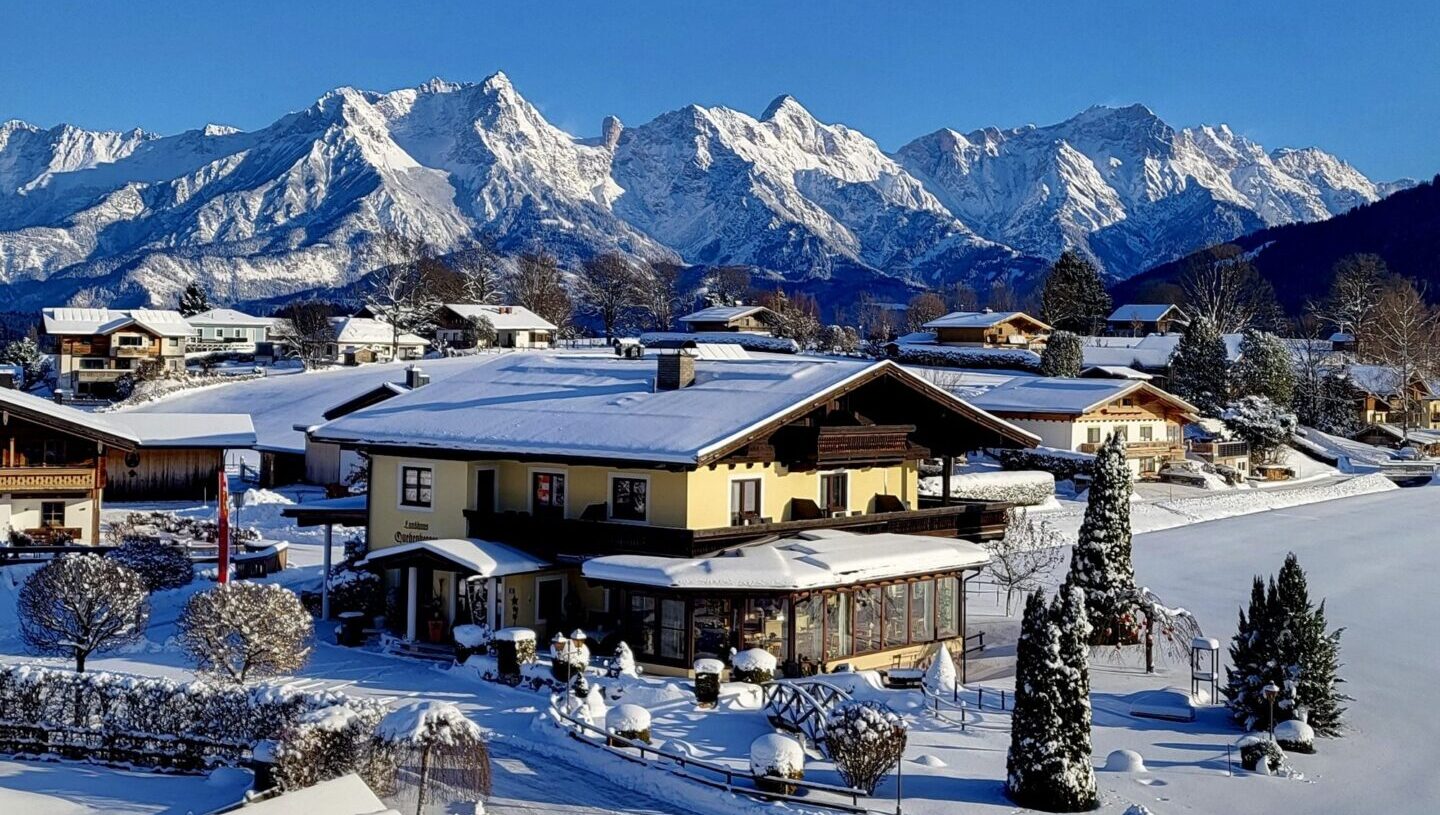 Landhaus Quehenberger in Maishofen mit verschneiter Landschaft und Alpenpanorama