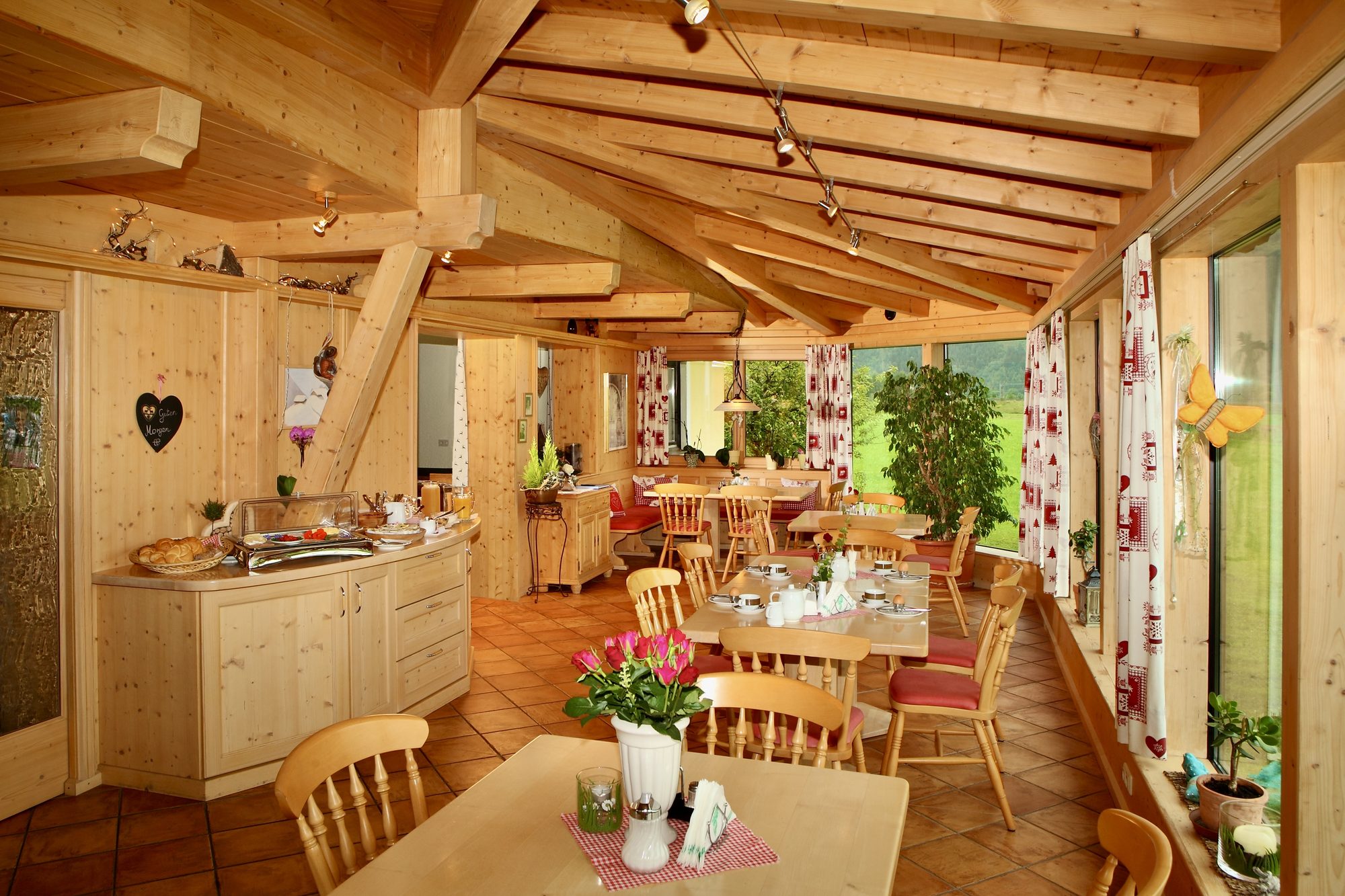 Wintergarten im Landhaus Quehenberger in Maishofen mit Frühstücksbuffet