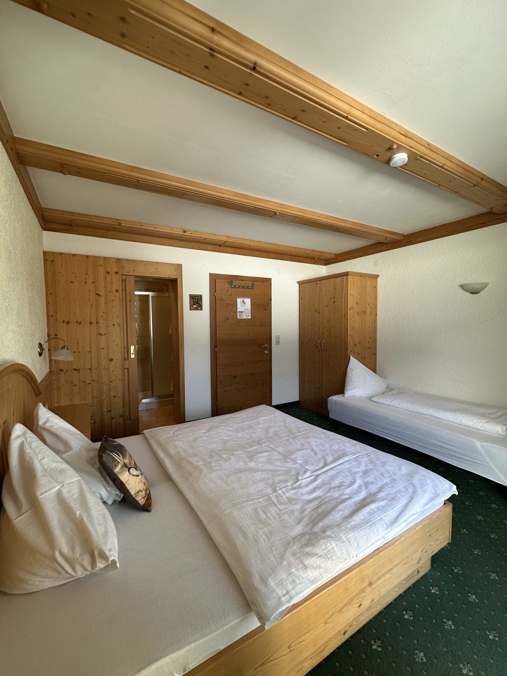 Geräumiges Doppelzimmer mit Zusatzbett im Landhaus Quehenberger in Maishofen