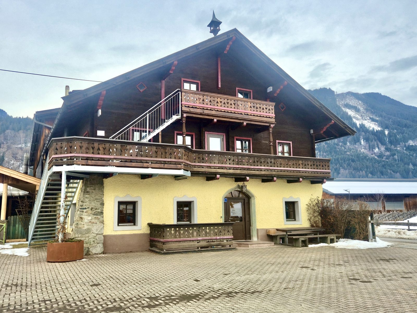 Außenansicht des Selbstversorgerhauses Maishofen mit Bergkulisse