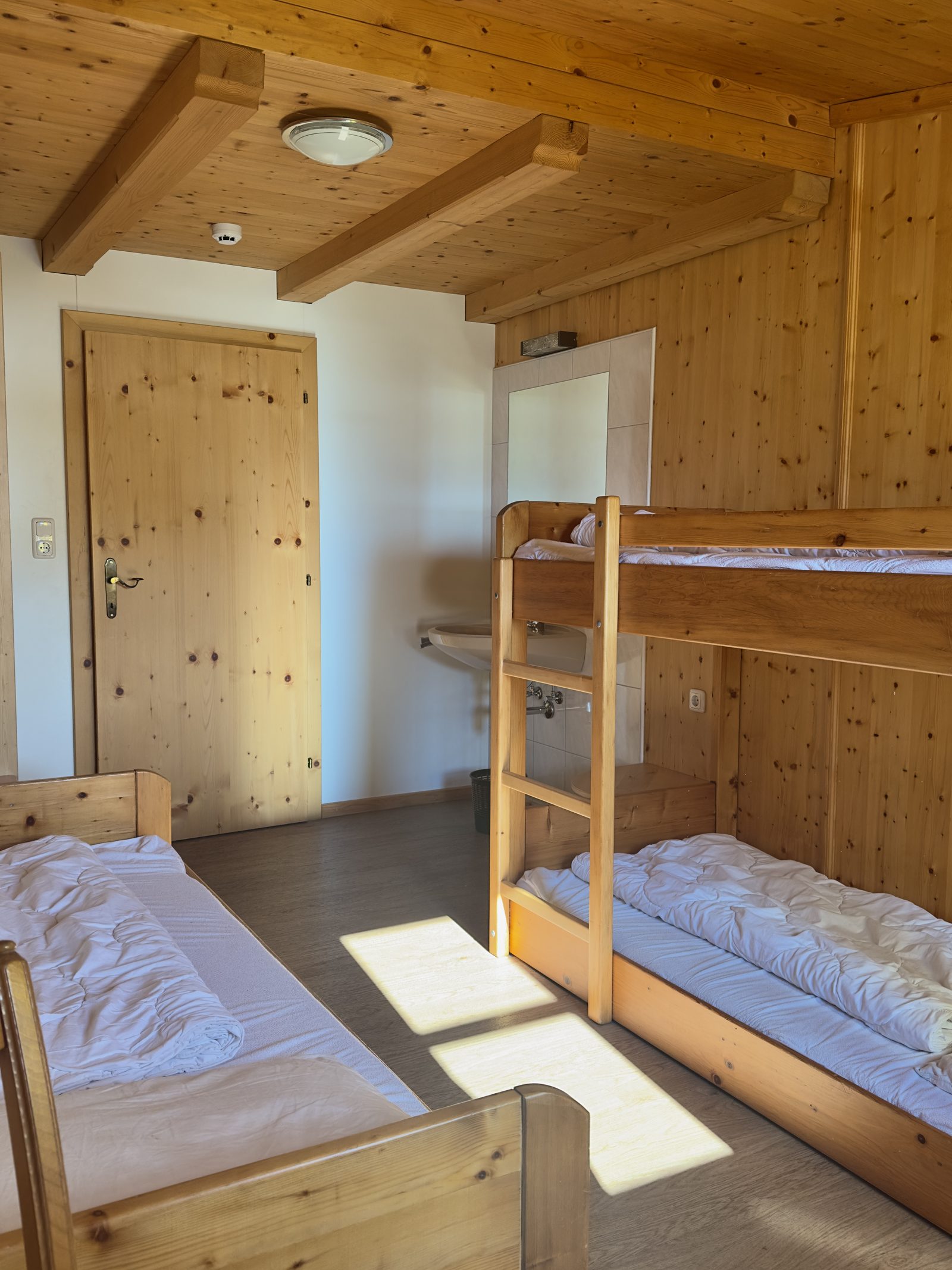 Gruppenschlafraum mit Stockbett im Selbstversorgerhaus Maishofen