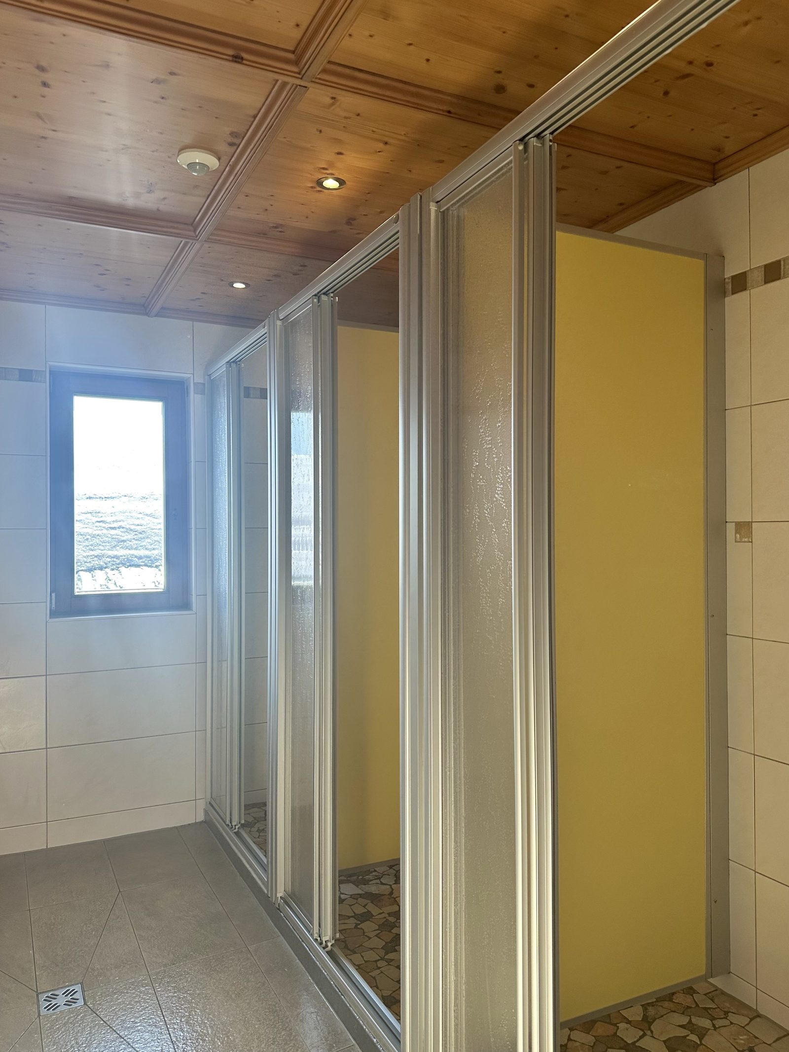 Sanitärbereich mit Duschen und Fenster im Selbstversorgerhaus Maishofen