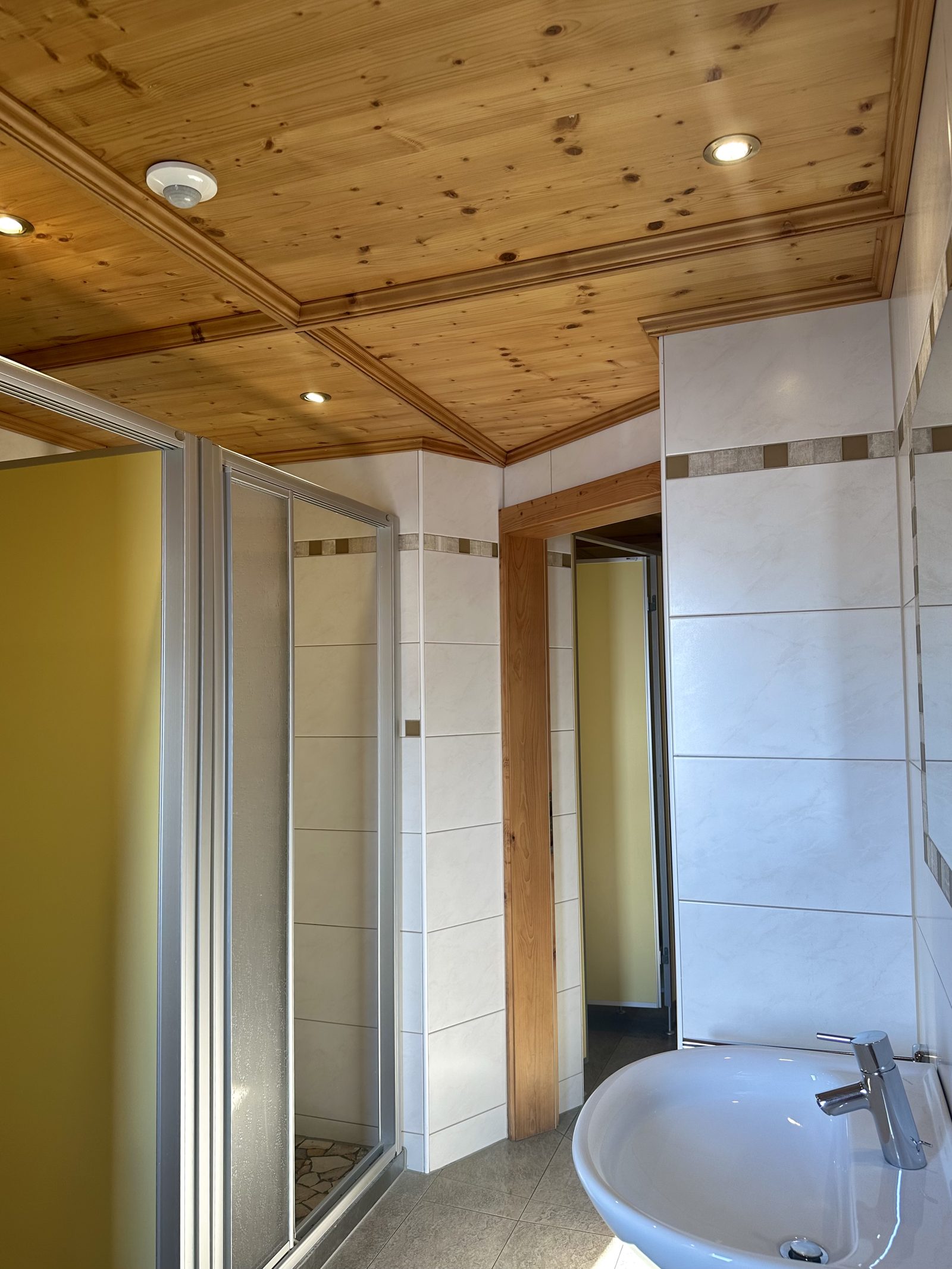 Sanitärbereich mit Dusche und Waschbecken im Selbstversorgerhaus Maishofen