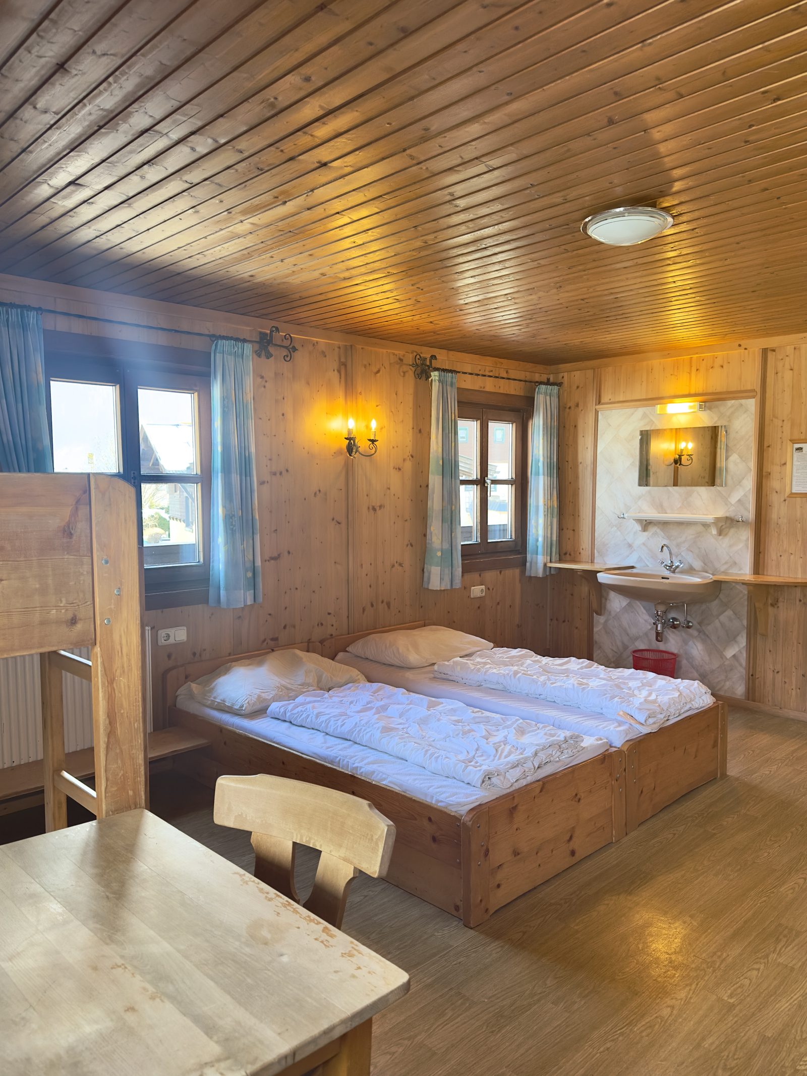 Großer Schlafraum mit Doppelbett und Stockbett im Selbstversorgerhaus Maishofen