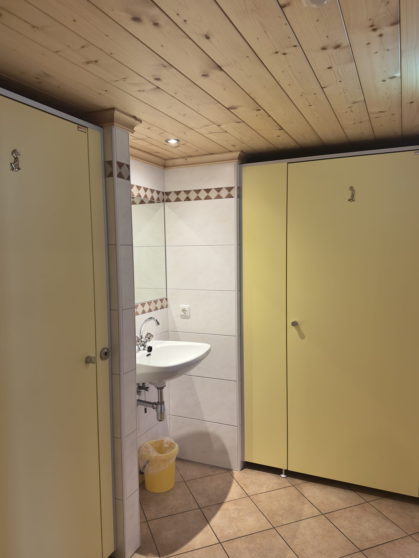 Sanitärbereich mit Waschbecken und Kabinen im Selbstversorgerhaus Maishofen