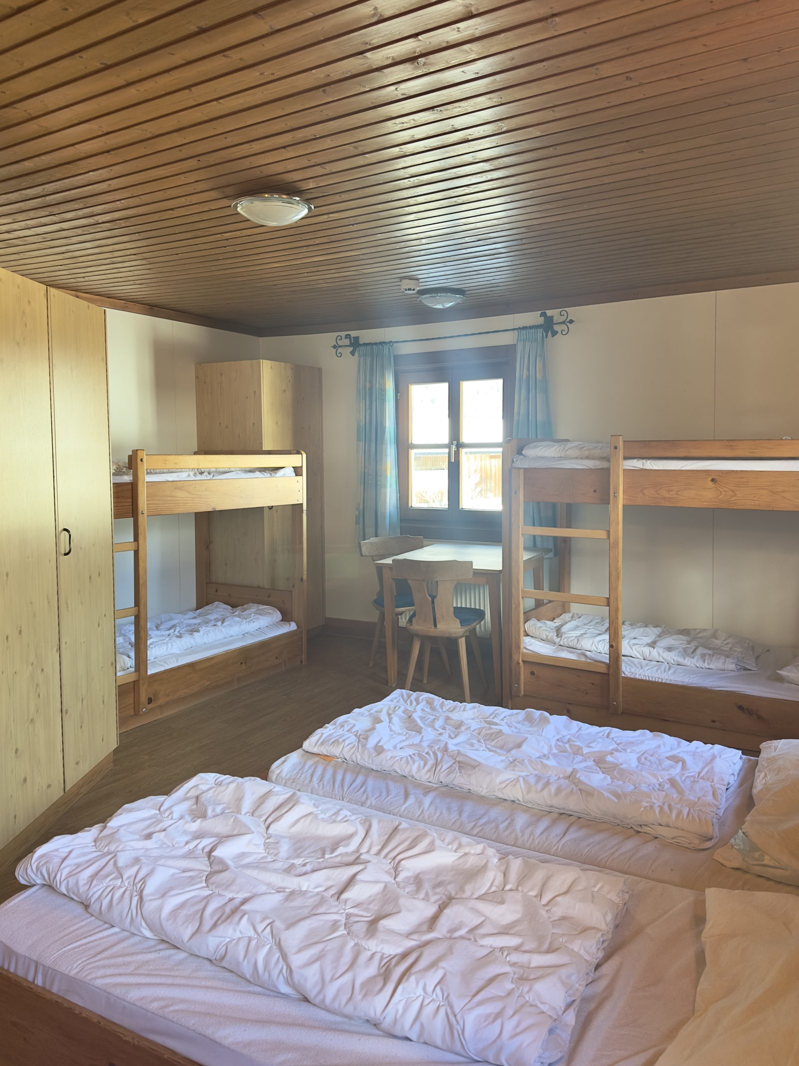 Großes Mehrbettzimmer mit mehreren Stockbetten im Selbstversorgerhaus Maishofen