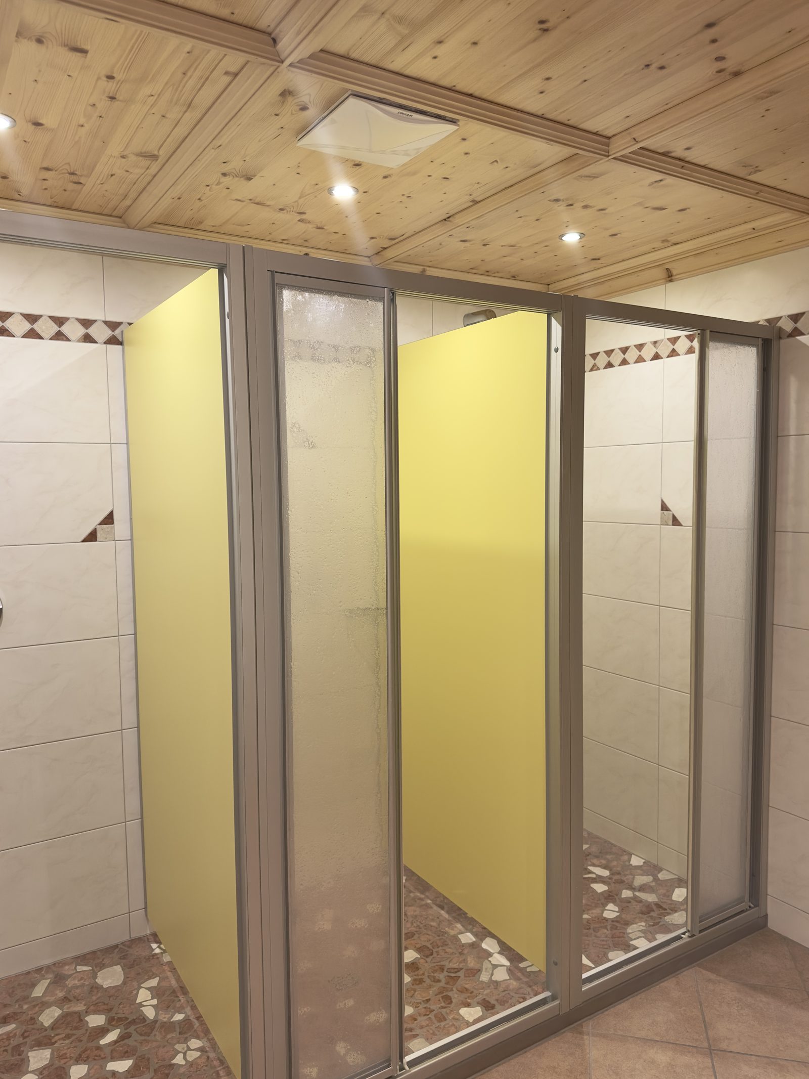 Moderne Gemeinschaftsduschen im Selbstversorgerhaus Maishofen im Salzburger Land