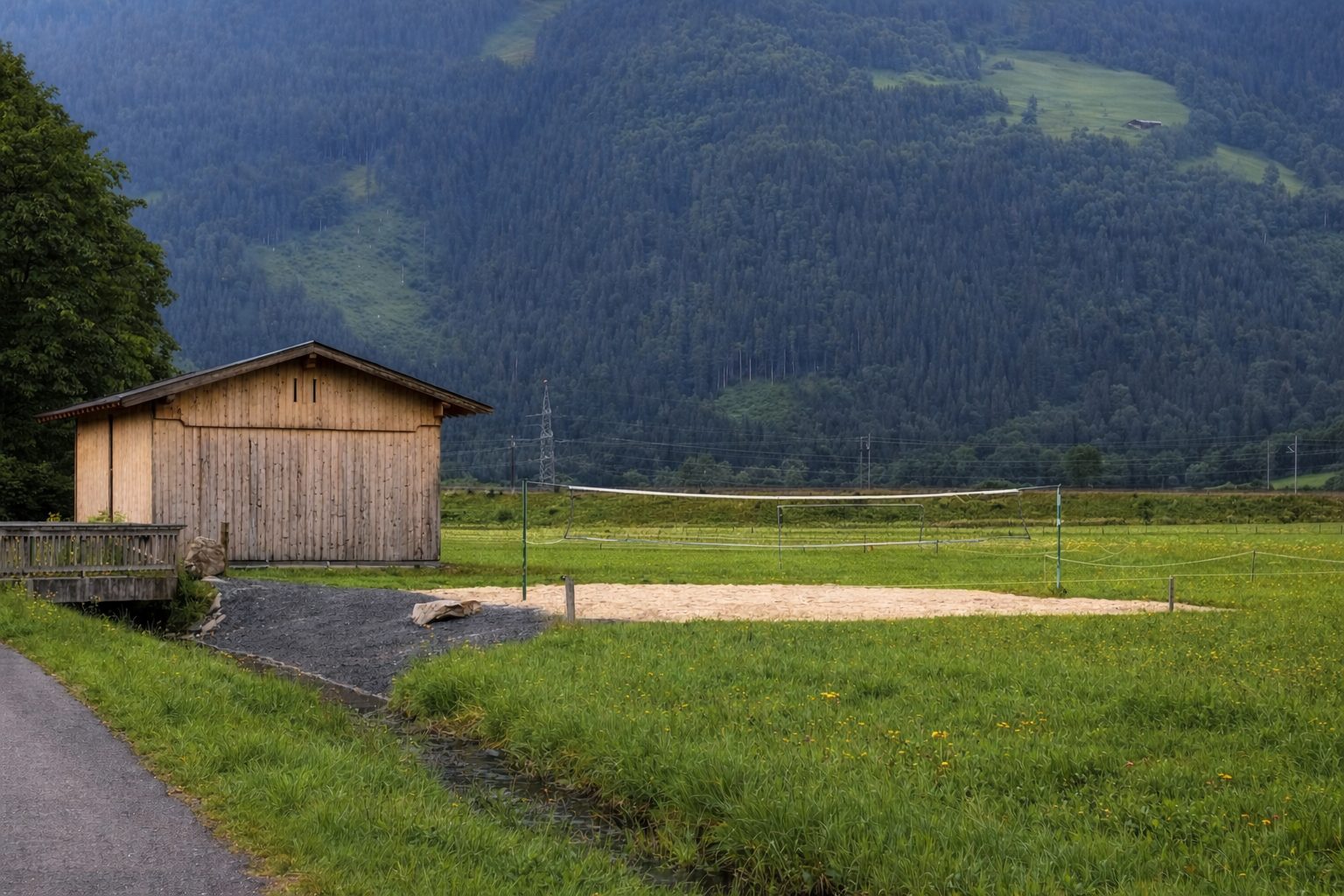 Selbstversorgerhaus Maishofen mit Volleyballplatz und Bergkulisse im Salzburger Land
