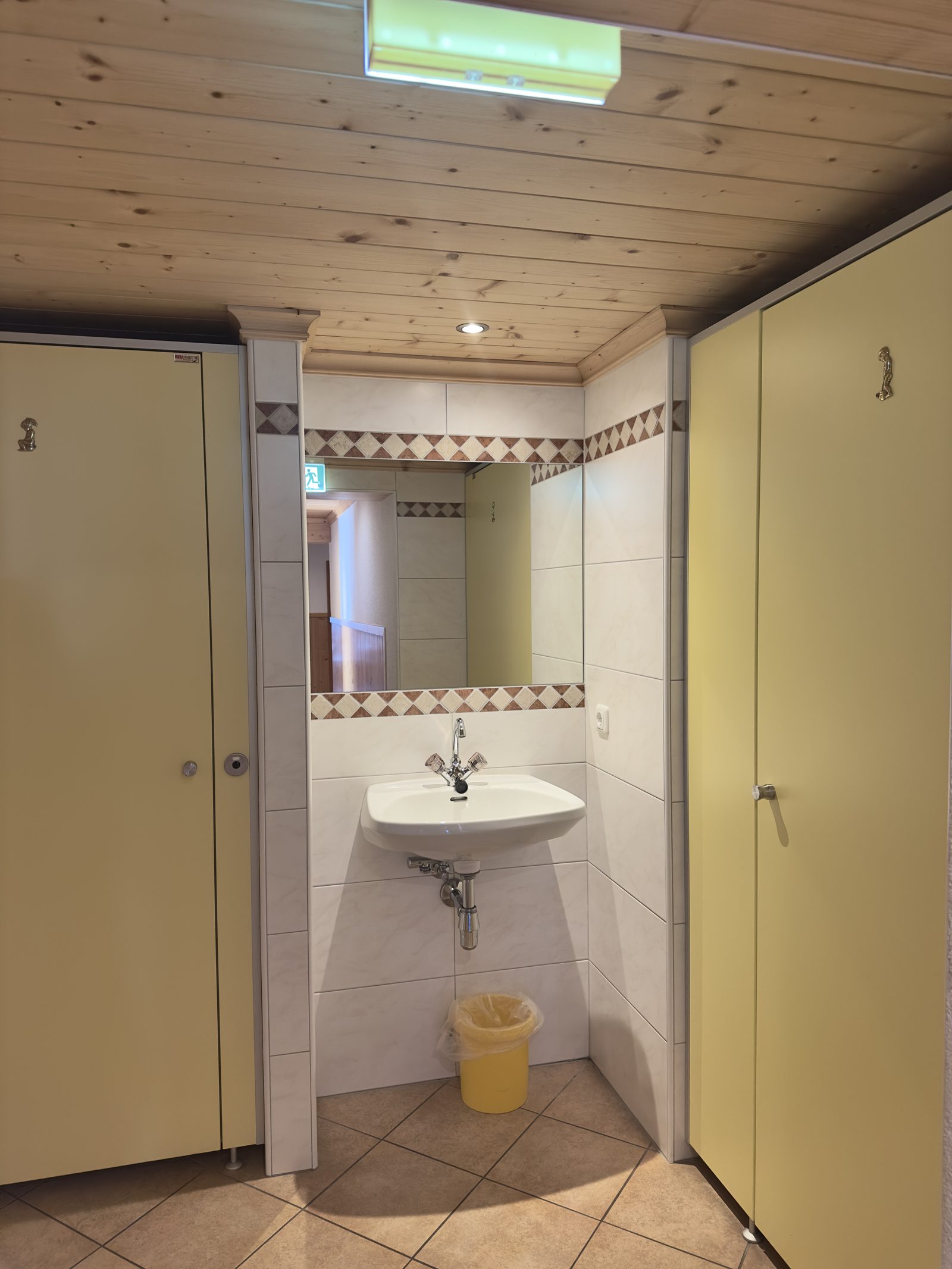 Gepflegter Waschbereich mit Waschbecken und Kabinen im Selbstversorgerhaus Maishofen im Salzburger Land