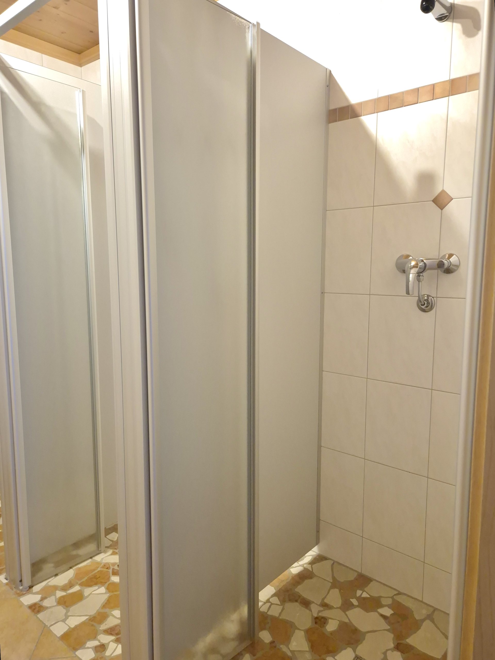 Mehrere Duschkabinen im Sanitärbereich des Selbstversorgerhauses Stuhlfelden