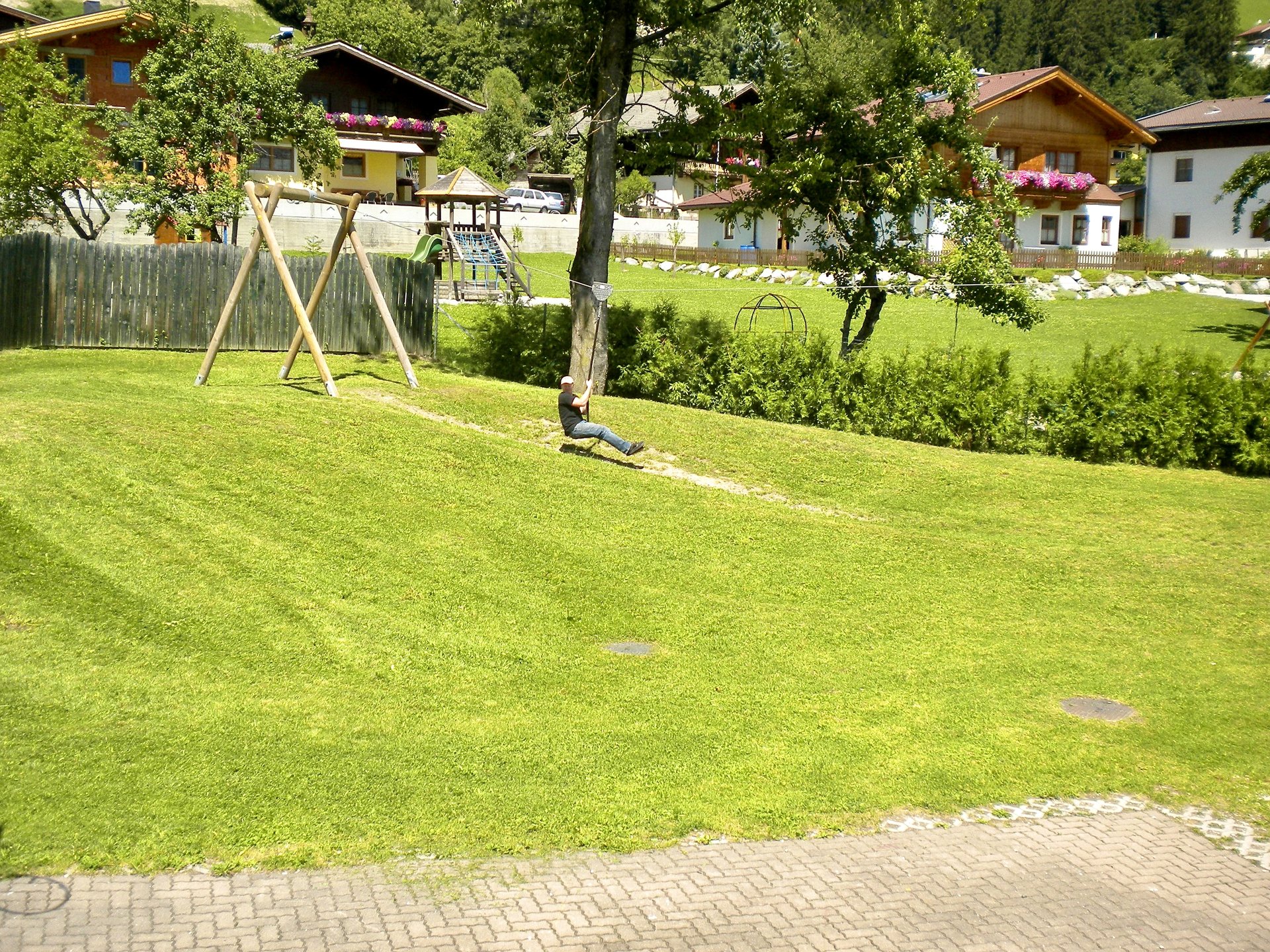 Großer Garten mit Seilbahn beim Selbstversorgerhaus Stuhlfelden
