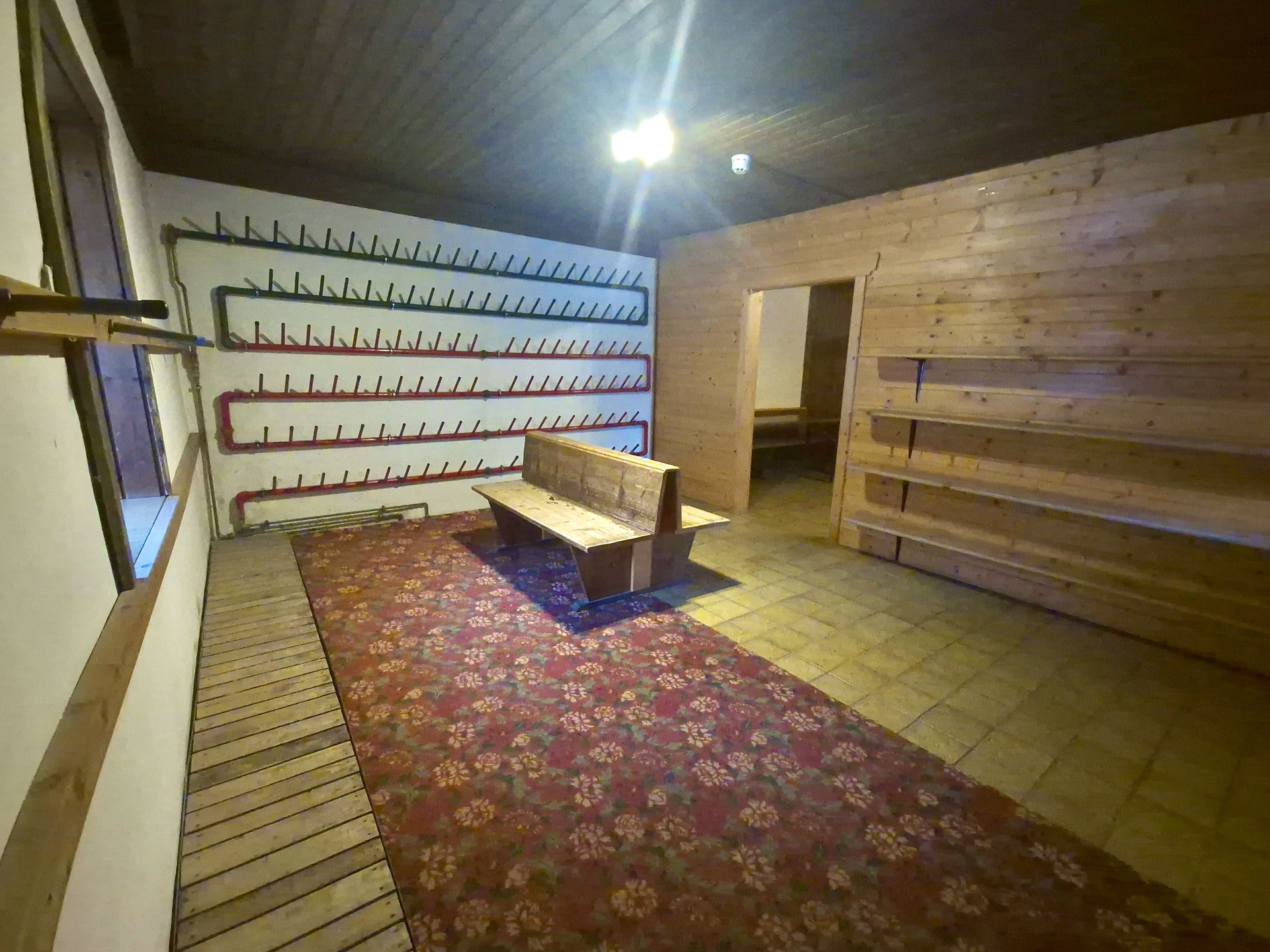 Skiraum mit Skiständern und Sitzbank im Selbstversorgerhaus Stuhlfelden