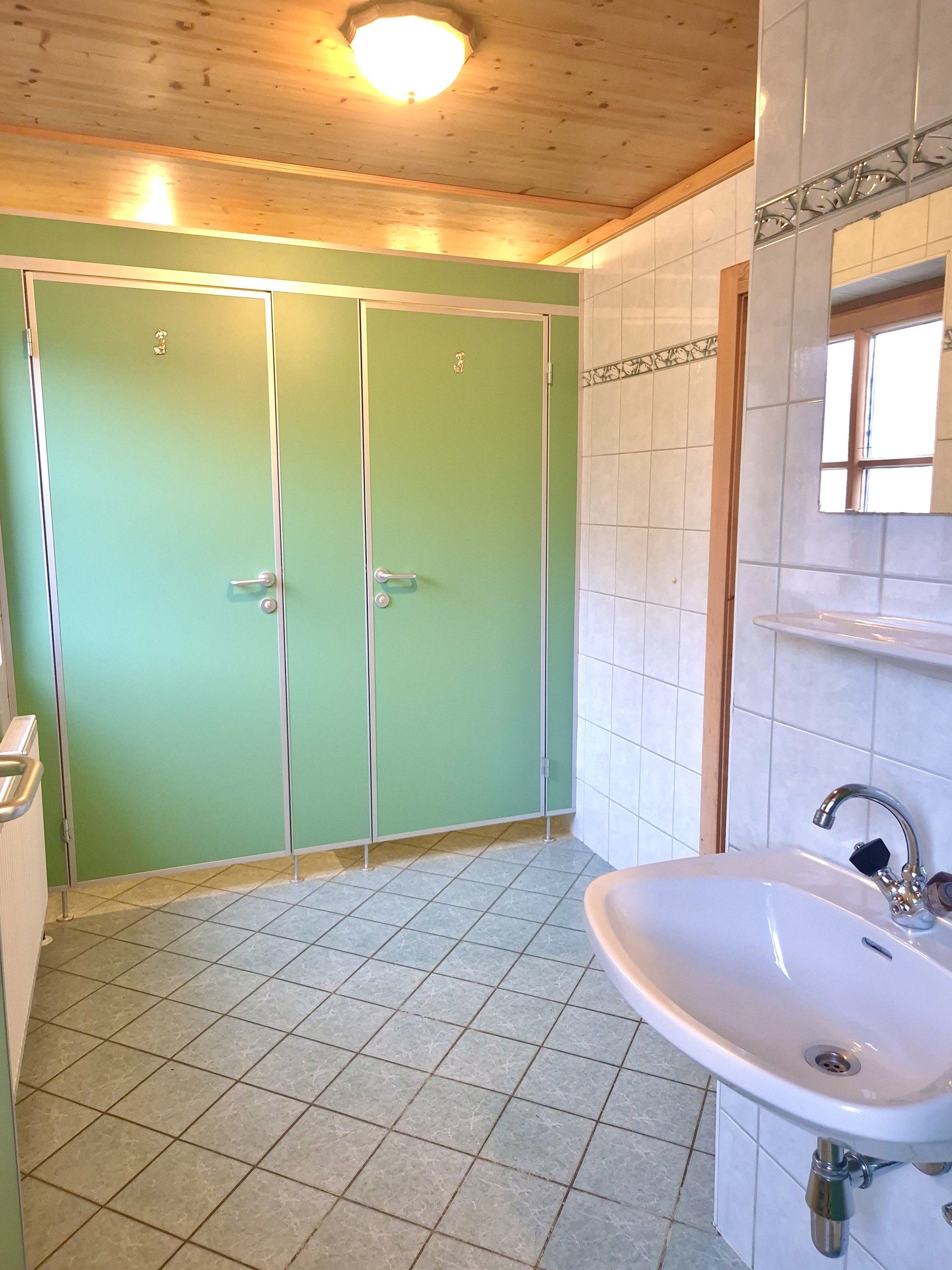 Toilettenbereich mit separaten Kabinen im Selbstversorgerhaus Stuhlfelden