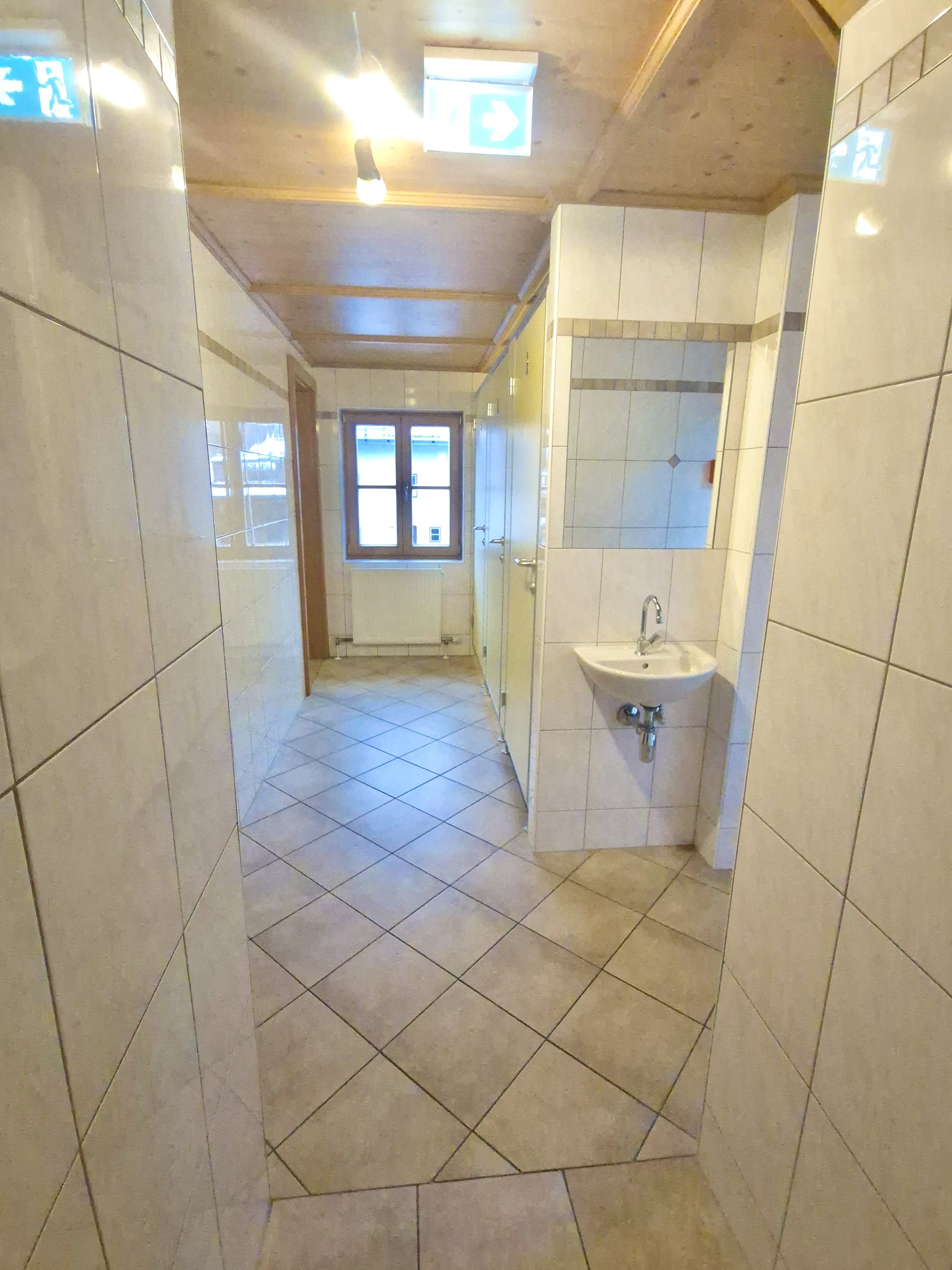 Waschraum mit Waschbecken und Spiegel im Selbstversorgerhaus Stuhlfelden