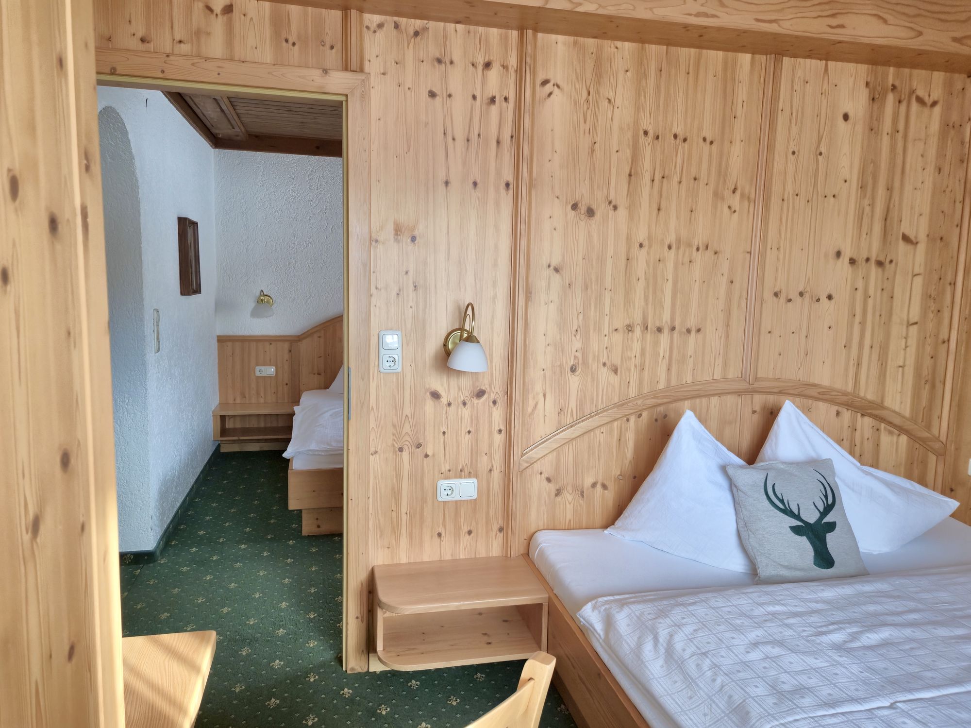 Familienzimmer im Landhaus Quehenberger in Maishofen mit Doppelbett und gemütlicher Einrichtung